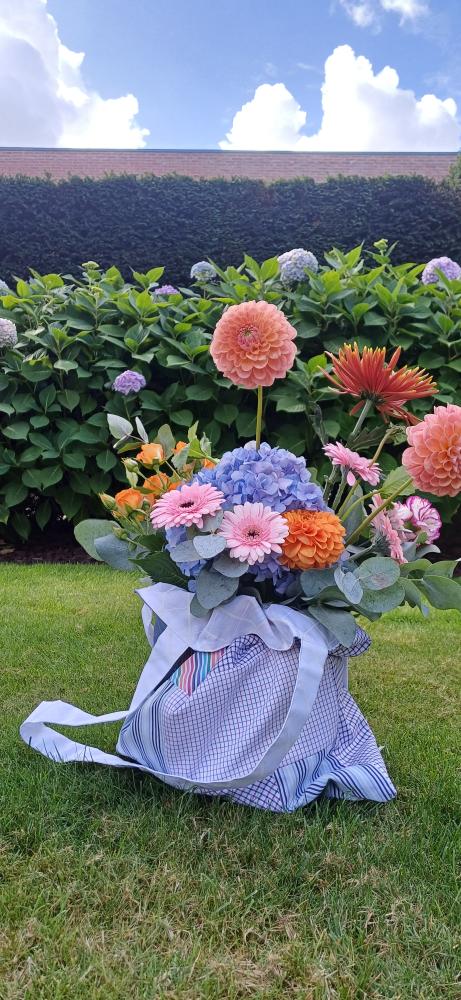 Zelfgemaakte totebag met prachtige bloemen - workshop Warmte voor Donkere Dagen